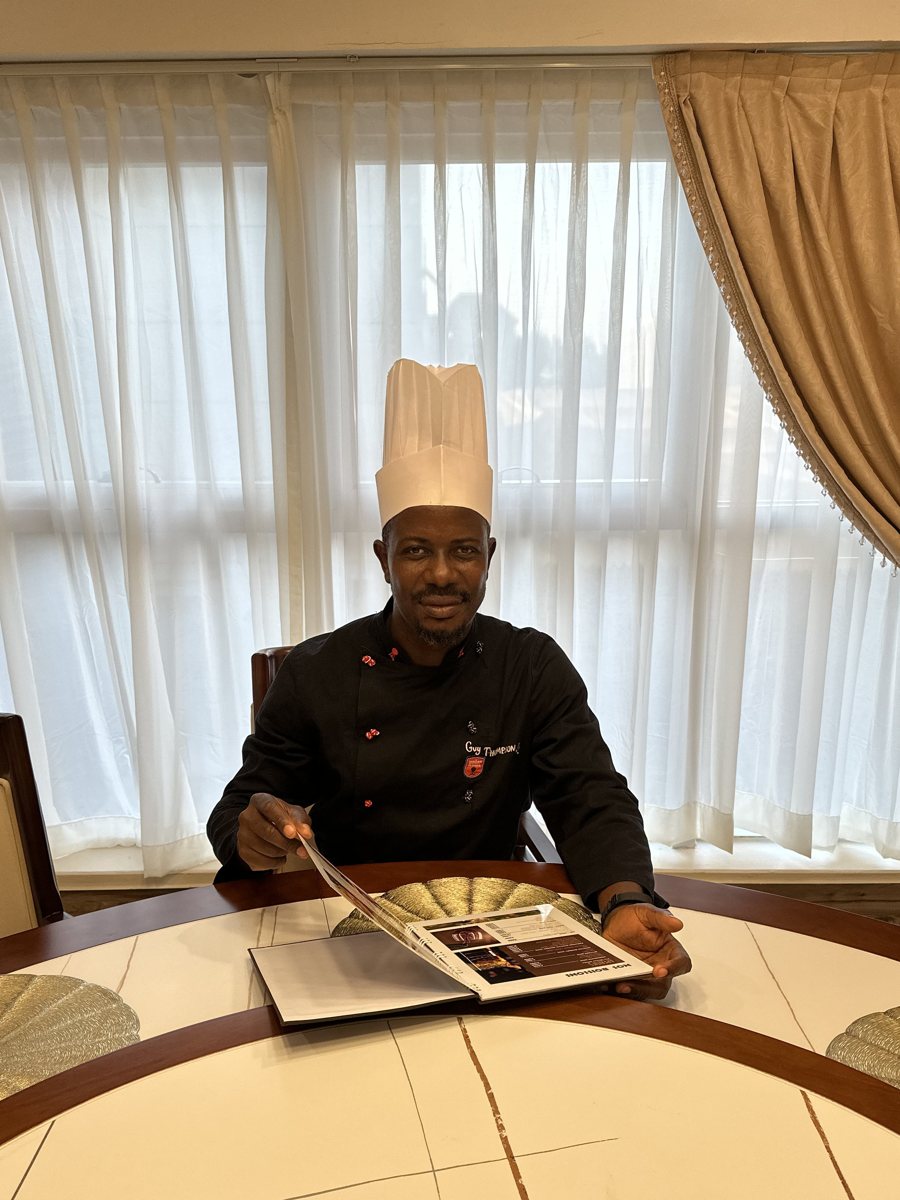 Le chef Guy Thompson consultant une carte