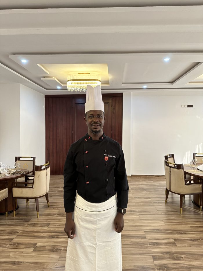 Le chef Guy Thompson en salle