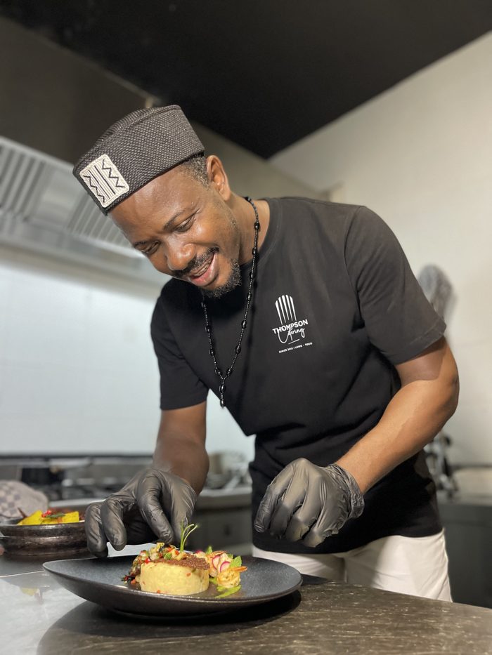 Le chef Guy Thompson dressant une assiette