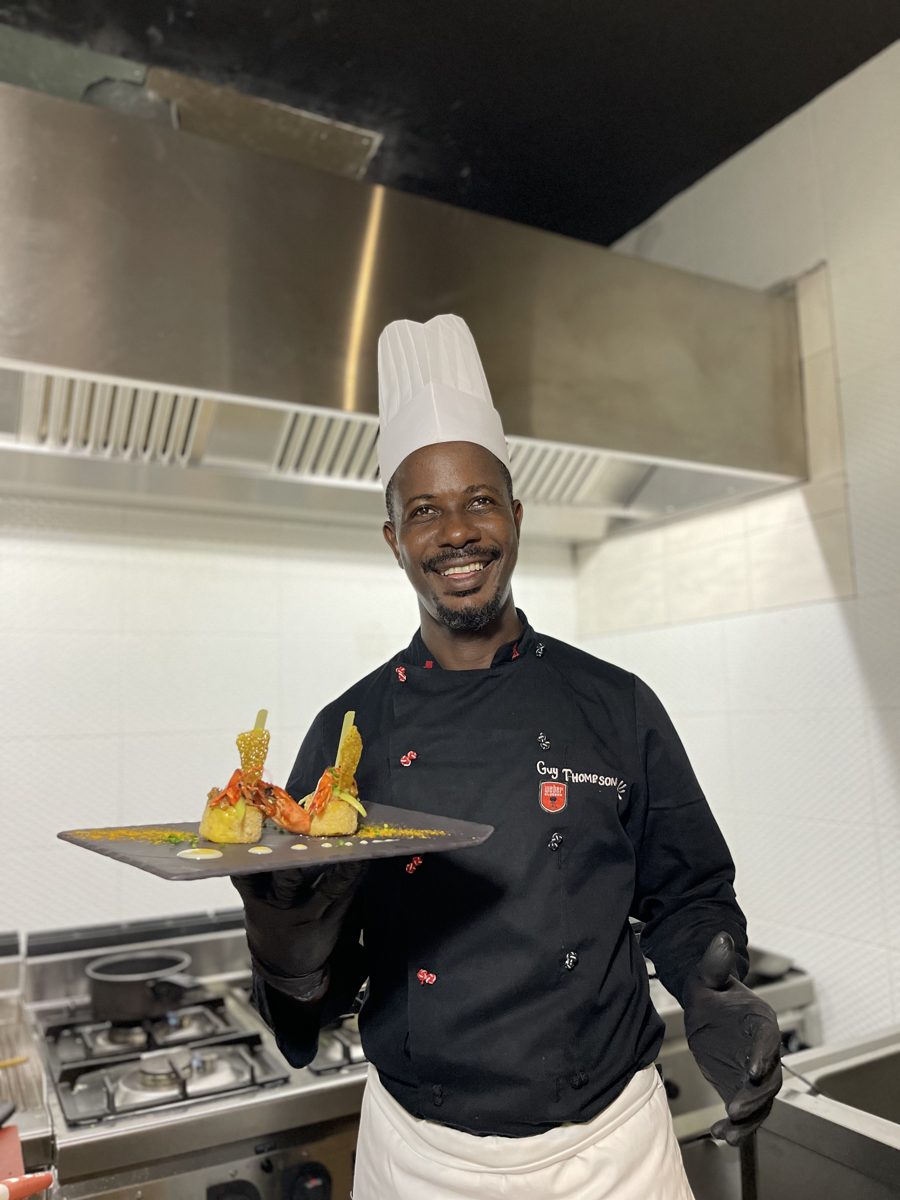 Le chef Guy Thompson présentant un plat en cuisine