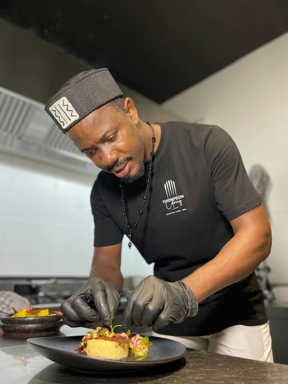Le chef Guy Thompson dressant une assiette en cuisine