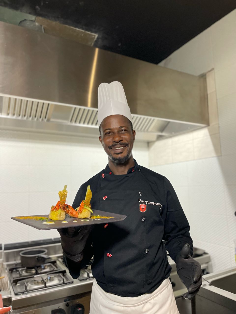 Le chef Guy Thompson présentant sa création