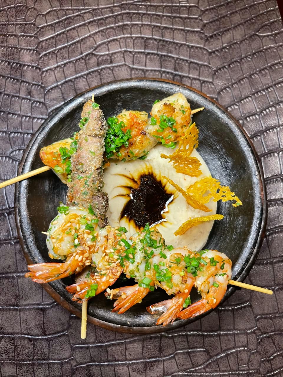 Assiette de brochettes et purée dressée avec précision