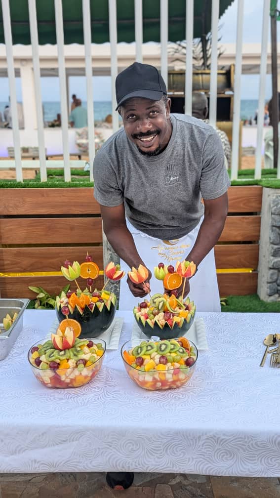 Le chef Guy Thompson devant une composition de fruits