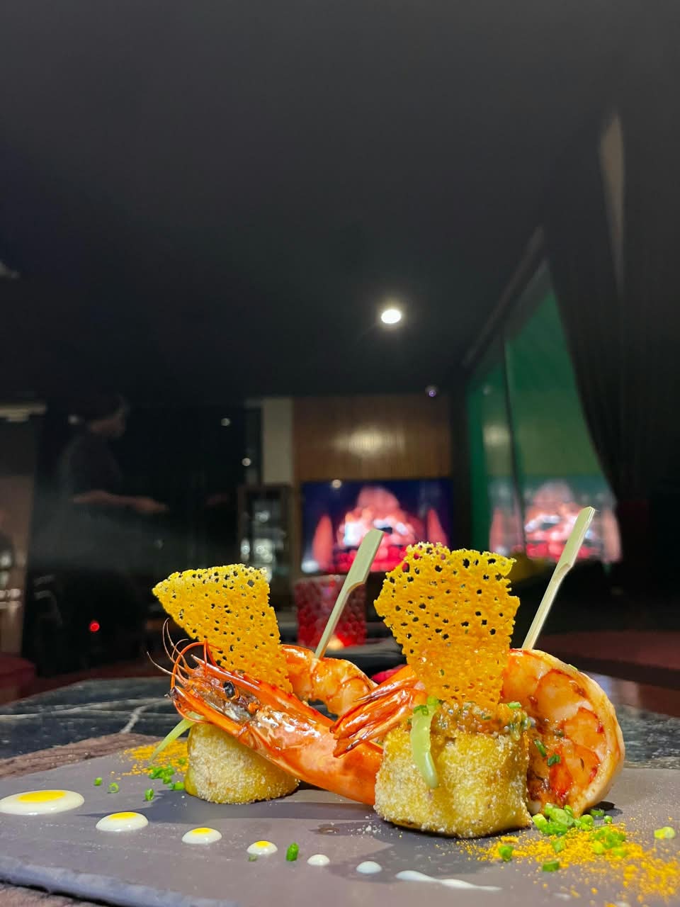 Assiette gastronomique aux crevettes et tuiles croustillantes
