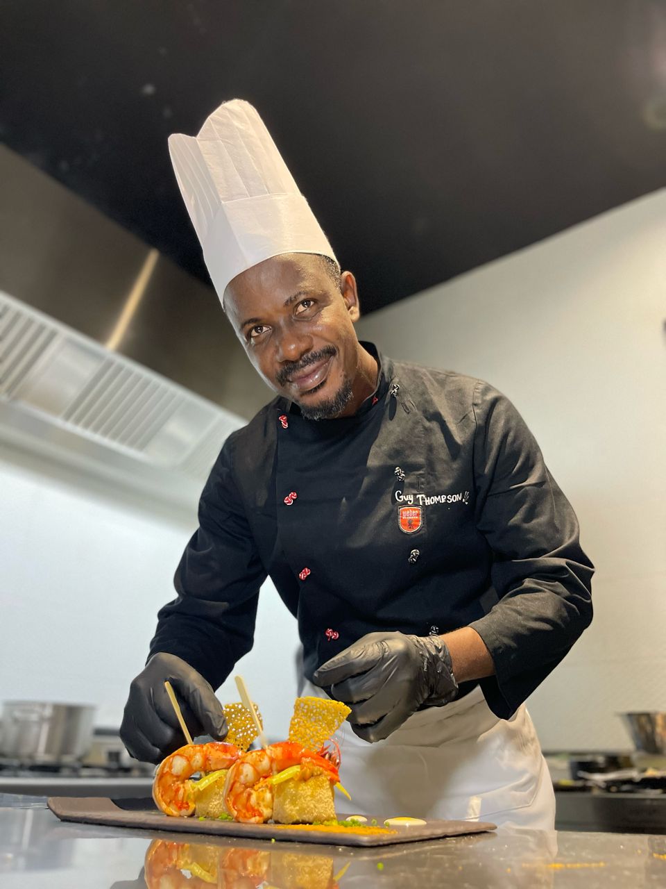 Le chef Guy Thompson au travail dans sa cuisine