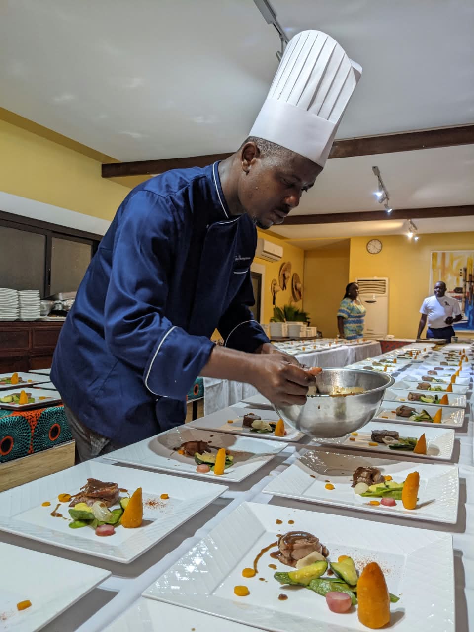 Le chef Guy Thompson dressant une série d’assiettes