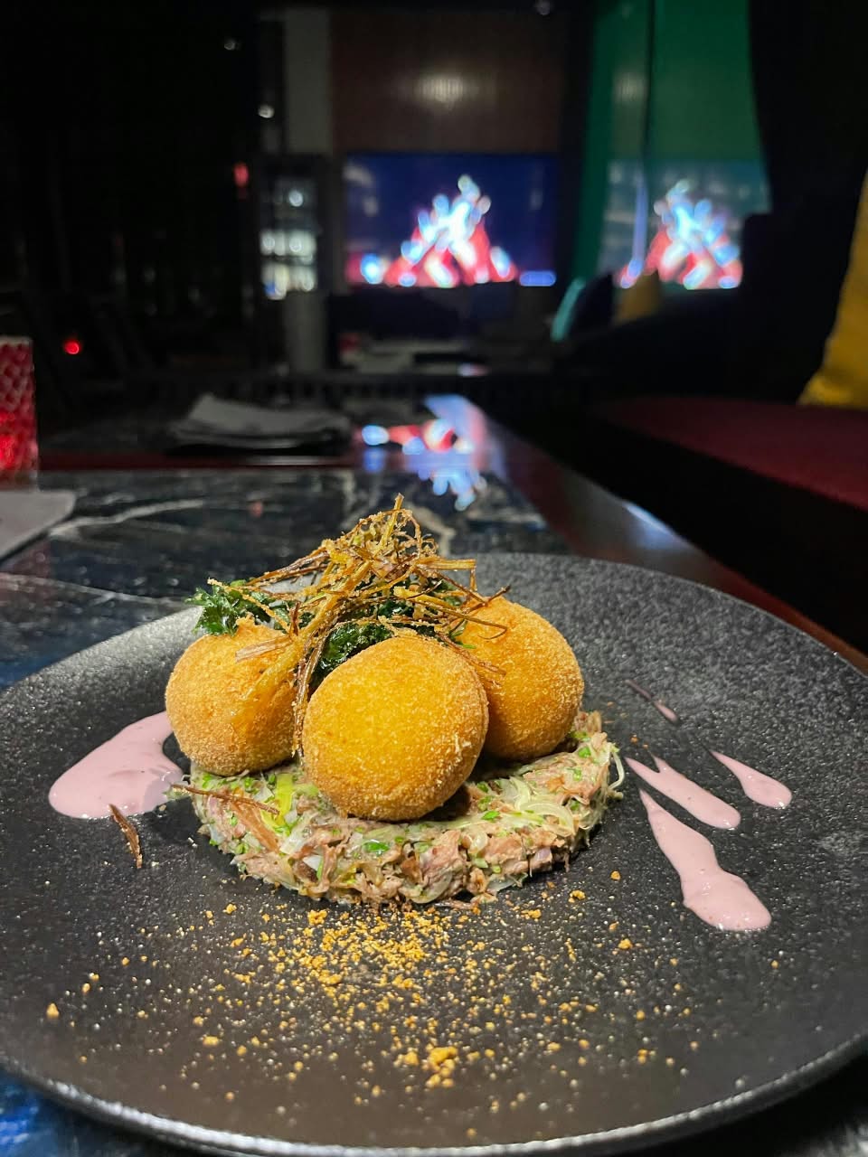 Assiette de bouchées dorées dressée pour le service